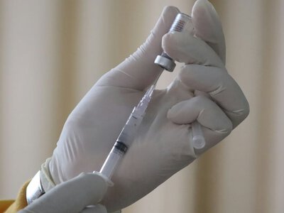 Науковці вперше розробили вакцину за допомогою штучного інтелекту. За планом — вона боротиметься з усіма видами коронавірусу