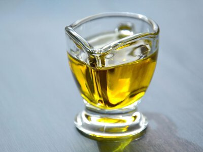 Вартість до 250 євро за літр: на Київщині почали робити незвичну олію