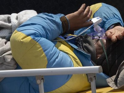 Альпініст розповів про зникнення гіда, який вижив шість днів на Евересті