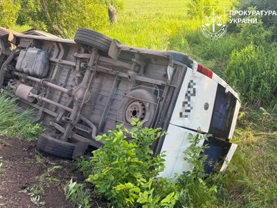 Автобус із дітьми перекинувся на трасі Мерефа — Лозова: постраждали п’ятеро людей (фото)