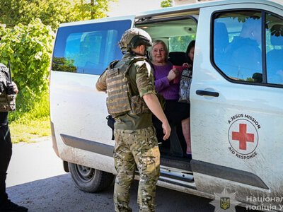 «Тут вже смерть ходить»: з прифронтової Новомиколаївки евакуювали родину з трьома дітьми (фото, відео)
