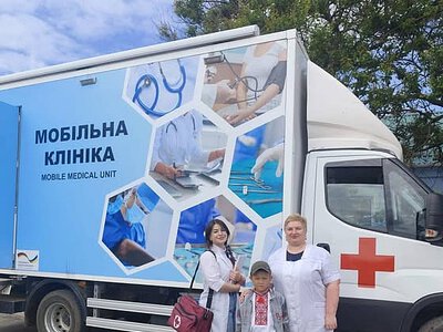 На Миколаївщині людей вперше вакцинували у виїзній клініці