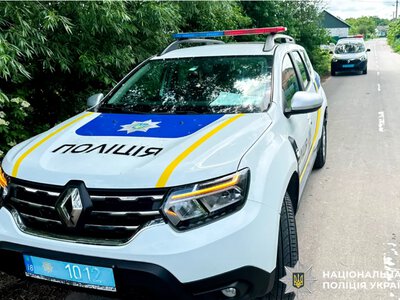На Здолбунівщині п'яний мотоцикліст без прав поклав хабар у поліцейське авто і мав при собі марихуану