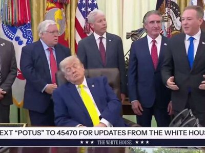Курйоз дня у Вашингтоні: Трамп заснув у Білому домі та став героєм мемів