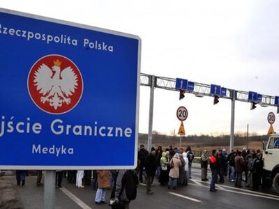 З Польщі депортували українця, який виловив легендарного варшавського сома