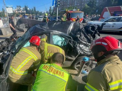Пекло в Києві: рятувальники вирізали водія з авто після смертельної ДТП
