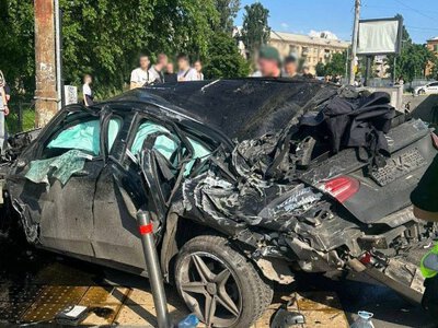 Смертельна аварія в Києві: автомобіль вилетів на тротуар і врізався у підземний перехід, загинули четверо людей