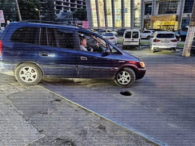 На Генуэзькій в Одесі під колесами авто утворився провал в асфальті – фотофакт