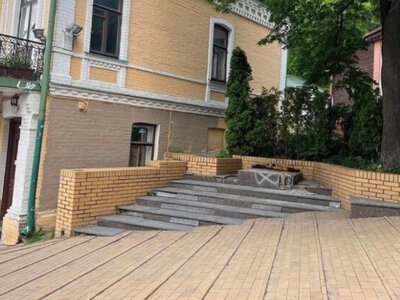 Демонтаж пам’ятника Булгакову в Києві спровокував скандал: юнак читав твори письменника на місці знесення.