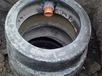 Чоловік з Чернігівщини будує каналізації з покришок