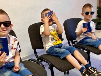 Закарпатські трійнята одночасно отримали закордонні паспорти — PMG.ua