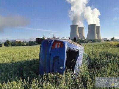 У Чехії Skoda Fabia злетіла з дороги у поле поруз з АЕС та зробила сальто: що з водієм
