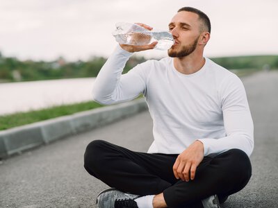 Скільки води потрібно пити, щоб запобігти каменям у нирках