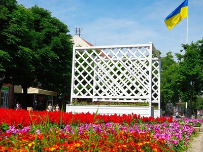 У центрі Мукачева встановили водяну рамку для охолодження у спеку (ФОТО)