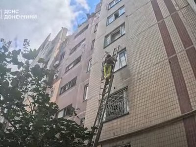 У Дружківці після авіаудару рятувальники евакуювали маломобільну жінку з пошкодженої багатоповерхівки
