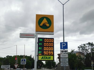 Життя без палива у Криму: торгівля талонами, поїздки на Тамань та допомога туристам
