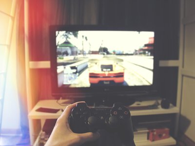 Власникам Smart TV пояснили, що можна підключати до USB-порту: про ці можливості знають не всі