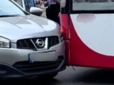 У Луцьку водій Nissan не поступився тролейбусу: сталося зіткнення
