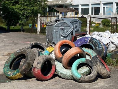 З луцьких дворів вивезли старі автомобільні шини (Фото)