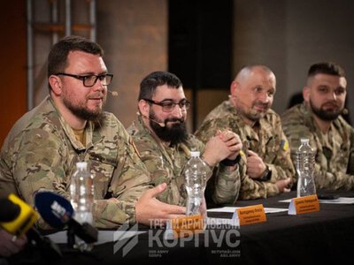 «Тільки офіцер, який ногами пройшов поле бою, знає, з чим зіштовхується солдат»: сім фактів про «Трійку»