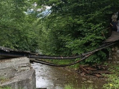 У Карпатах обвалився міст, на якому перебували понад 30 дітей (ФОТО)