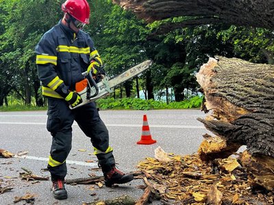 Вінницькі рятувальники розчистили дороги та відкачали воду з підтопленого будинку