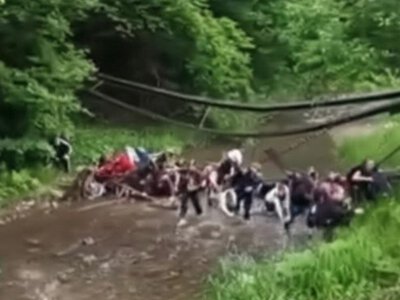 На Буковині шестеро дітей потрапили до лікарні через обвал підвісного мосту