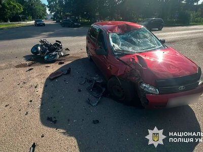 У Карлівці зіткнулися автомобіль і мотоцикл: 17-річного водія госпіталізували