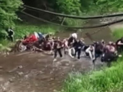 На Буковині обвалився дерев’яний міст з дітьми