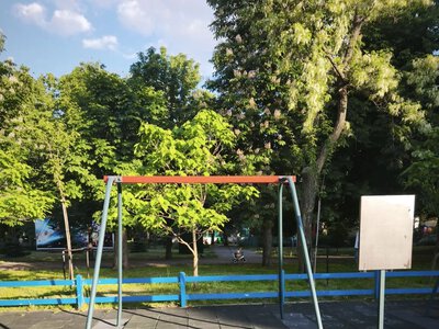 На дитячому майданчику в Кременчуці знов зламали інклюзивну гойдалку