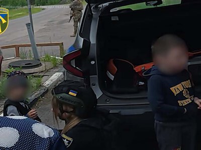 Двох маленьких дітей евакуювали військові з кіл-зони на Харківщині (відео)