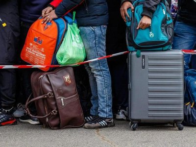 ЄС може виключити українських чоловіків призовного віку з програми тимчасового захисту — єврокомісар