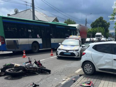 На Хотинській мотоцикліст зіткнувся з легковиком: є постраждалі