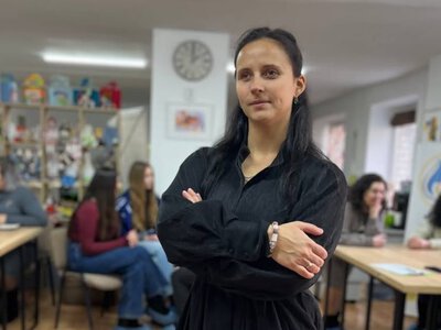 За одну добу Аліна опинилася в новій реальності. Сьогодні вона допомагає іншим знайти опору
