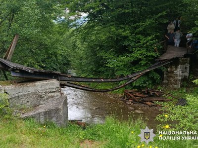 На Буковині обвалився міст з дітьми, який їхній стан