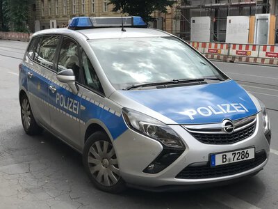 В Німеччині затримали двох чоловіків, які видавали себе за поліцейських на патрульному авто