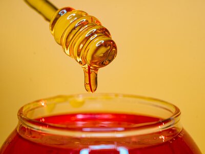 Дієтологи назвали ознаки підробленого меду: як перевірити продукт вдома