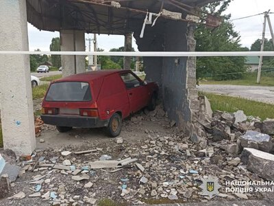 На Хмельниччині п’яний водій із трьома дітьми в салоні врізався в автобусну зупинку
