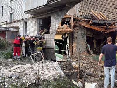 Росіяни вдарили по житлових будинках Конотопа: одна людина під завалами, 3 – у реанімації