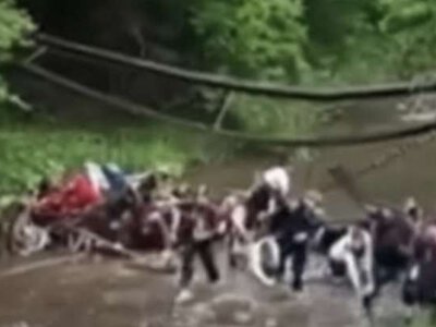 У Чернівецької області обвалився дерев’яний міст, коли на ньому були 30 дітей (відео)