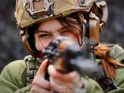  Готові до захисту: дівчата підписали контракт «18-24» 