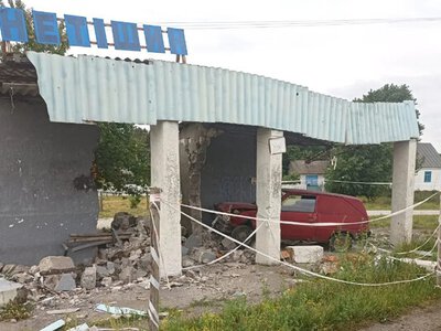 На Хмельниччині п’яний водій із трьома дітьми в салоні врізався в автобусну зупинку