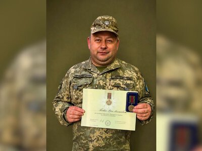 Пройшов Дебальцеве та повернувся у стрій: воїна із Закарпаття нагородили відзнакою «За оборону України» (ФОТО)