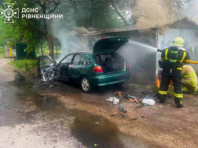 У Рівному загорівся автомобіль біля гаража: рятувальники не дали вогню поширитися