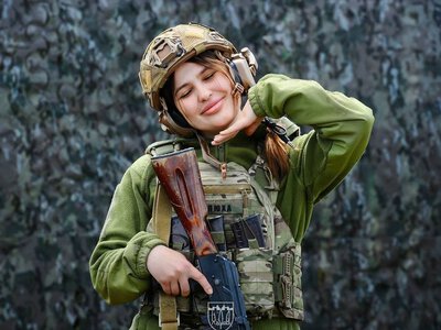 Готові до захисту: дівчата підписали контракт «18-24»