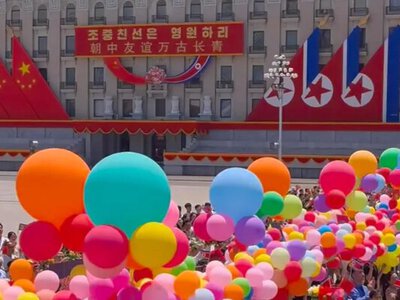 Сі Цзіньпін прибув до КНДР з рідкісним візитом та оголосив про непереможну дружбу