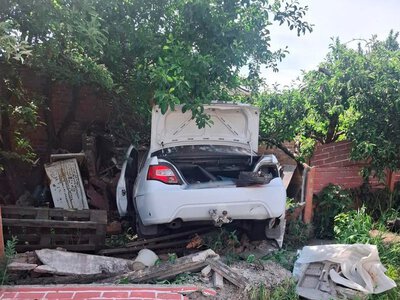 П’яний водій на швидкості влетів на територію будинку в Берестині