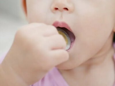На Закарпатті за 40 хвилин двоє дітей проковтнули монети: медики закликають батьків бути уважними