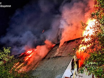 Нічна пожежа у Шептицькому: рятувальники гасили палаючу будівлю та рятували від вогню ще 5 споруд