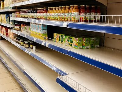 Паніка бере гору: в окупованому Криму - дефіцит продуктів, магазини вводять обмеження на продаж